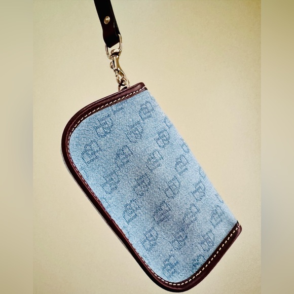 ❌SOLD ❌ Dooney & Bourke Denim Light Blue Logo DB Flap Wristlet Removable Strap - Picture 2 of 6